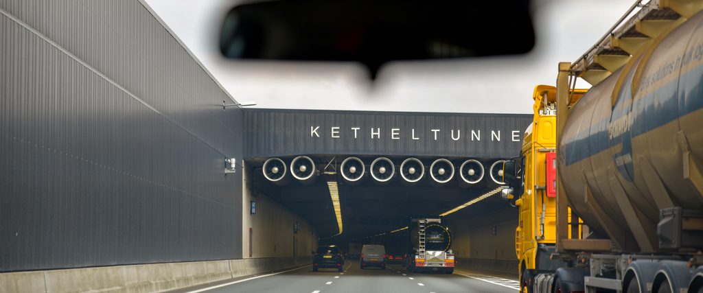 A picture of the entrance of the Ketheltunnel, with traffic riding on the highway